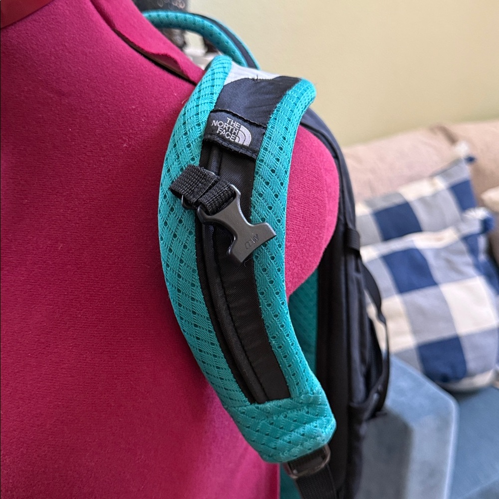 North Face Recon backpack women’s in pre-loved and well care for condition - Picture 4 of 9